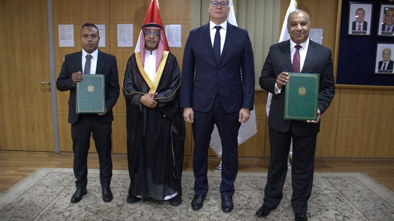 جانب من التوقيع