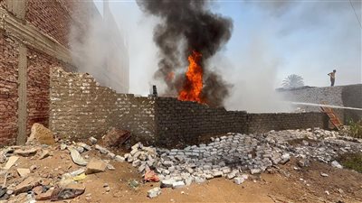 إخماد حريق داخل مخزن تجميع بلاستيك مخالف بقرية الرويجات بأسيوط