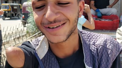 محافظ سوهاج يدعم شابًا من ذوي الهمم خلال افتتاح سوق طهطا