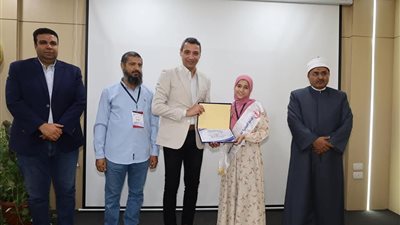 محافظ السويس يكرم أوائل الشهادة الإعدادية العامة والأزهرية تقديرًا لتفوقهم