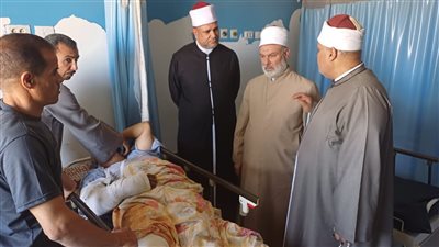 رئيس منطقة سوهاج الأزهرية يزور ملاحظي الشهادة الثانوية المصابين في حادث جرجا