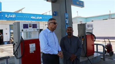 محافظ أسوان يفاجئ محطة وقود ويطمئن على منظومة العمل وتوافر المخزون 