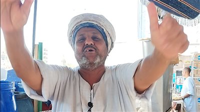 عم صلاح وبوظته الشعبية.. قصة 45 سنة عشق وعطاء على أرصفة الصعيد