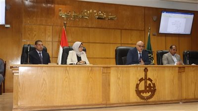 محافظ القليوبية يناقش ملفات المنشآت الآيلة للسقوط وترشيد الكهرباء