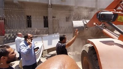 إزالة مغسلة وحجرة مقامة بالمخالفة على سور سنترال بولاق بشارع ناهيا 