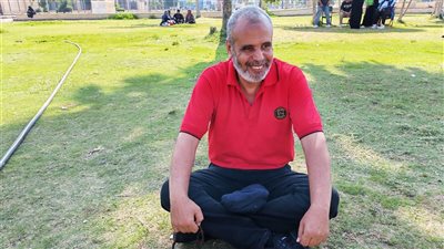  كبير معلمي الفيزياء ببورسعيد ينتظر نجلة بالسبحة والدعاء أمام لجنة الامتحان