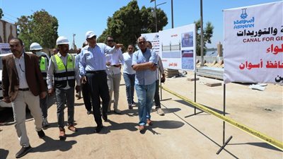 محافظ أسوان يتفقد منظومة العمل داخل مطحن ناصر بكوم أمبو 