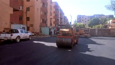 استكمال أعمال رصف وتطوير منطقة العمري بحي غرب سوهاج