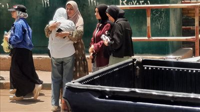 أولياء الأمور تحتضن أبناءها.. انهيار ودموع بعد امتحان الفيزياء بالمنيا| صور