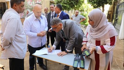 محافظ الجيزة: رفع المخلفات ومنع وجود الباعة الجائلين من محيط لجان الثانوية 