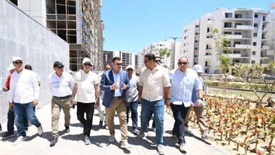 وزير الإسكان يتفقد كومباوند مزارين والحي اللاتيني بالعلمين الجديدة