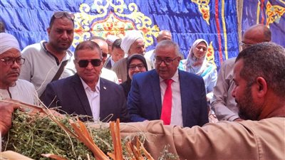 تسليم 15 ماكينة فرم وتقطيع مخلفات سفير قصب السكر للمزارعين بأرمنت|صور