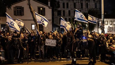 تصاعد الغضب الإسرائيلي.. عائلات المحتجزين تستأنف التظاهرات وتطالب بالتبادل 