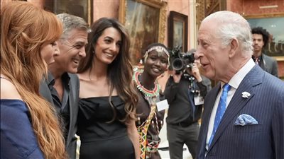 جورج وأمل كلوني يشاركان الملك تشارلز احتفالية ملكية لتمكين الشباب