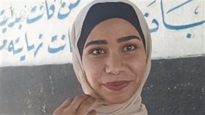 بتقول شعر عشان تطمن زمايلها.. طالبة بالفيوم تلفت الأنظار أمام لجنة الثانوية 