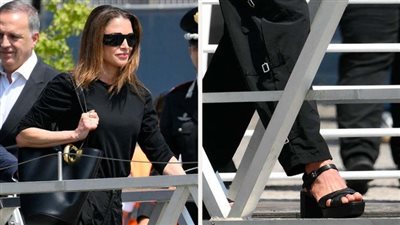 تفاصيل إطلالة الملكة رانيا في زفاف بيزوس الفاخر بإيطاليا..بحذاء برادا وسعره؟!