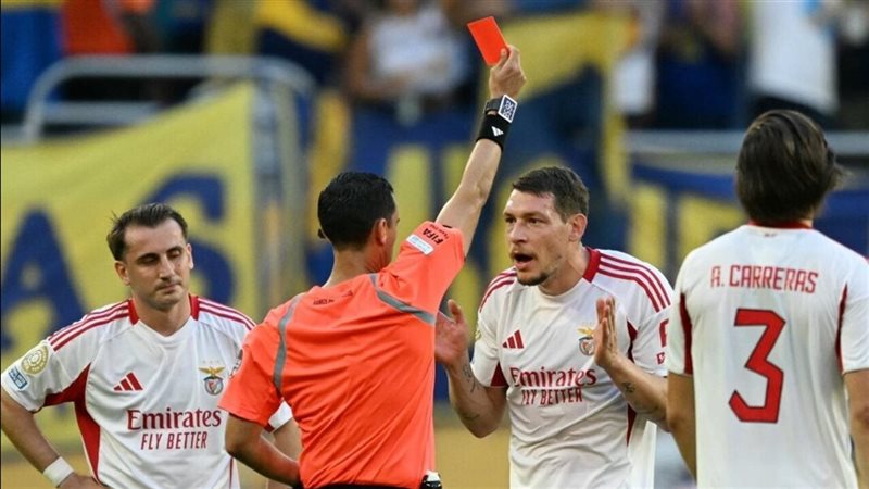 حالة طرد للاعب بنفيكا