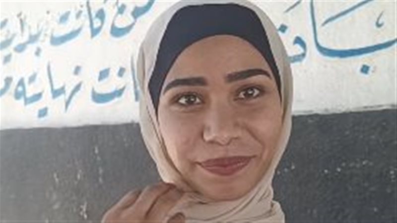 طالبة تلقى شعر أمام