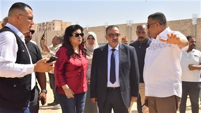 محافظ أسيوط يتفقد مجمع الصناعات الغذائية ومنتجات الرمان بالبداري 