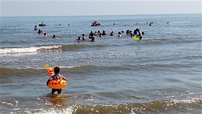 هروبًا من لهيب الصيف.. شاطئ البحر المتوسط ببورسعيد يستقبل زواره