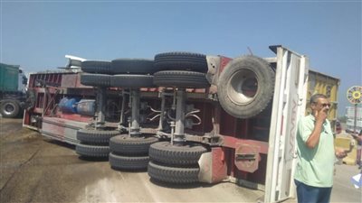 انقلاب سيارة نقل عند نزلة سعد عطيه على الطريق الاقليمي بالمنوفية