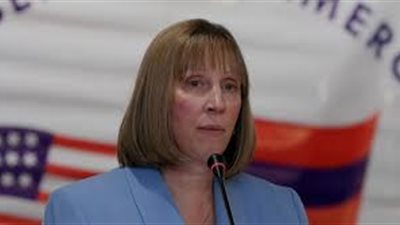 السفيرة الأمريكية لين ترايسي تغادر موسكو بعد عام من التوترات