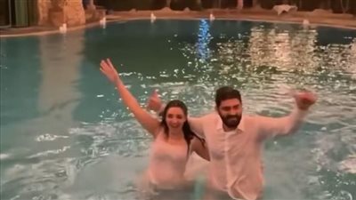 في حمام السباحة.. كنزي مدبولي تحتفل مع خطيبها بعقد القران بطريقة 