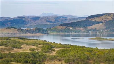 فرصة لا تعوض.. بيع جزيرة اسكتلندية خاصة وقلعة منسية للبيع بسعر خيالي