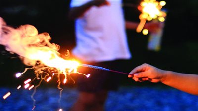 أثناء لعب الصغار.. الألعاب النارية تتسبب في حريق هائل بشقة بالتجمع 