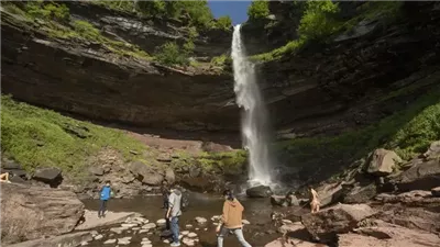 مغامرة تنتهي بالفاجعة.. سقوط سائح من قمة شلال شهير في أمريكا