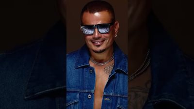 عمرو دياب يثير الجدل بإطلالة 