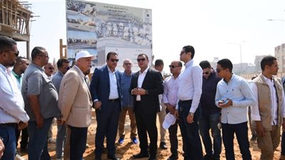 وزير الإسكان يبدأ جولة تفقدية بالعاشر من رمضان ويتفقد الطرق والمحاور 