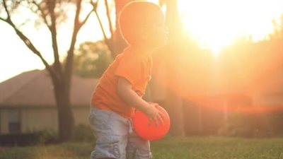 كيف نساعد الطفل على تحمل درجات الحرارة المرتفعة؟.. طبيب توضح