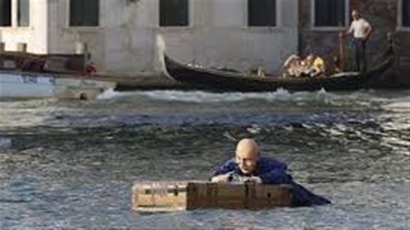 تمثال بيزوس الغارق