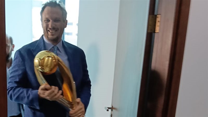 ممدوح عيد يحمل الكاس