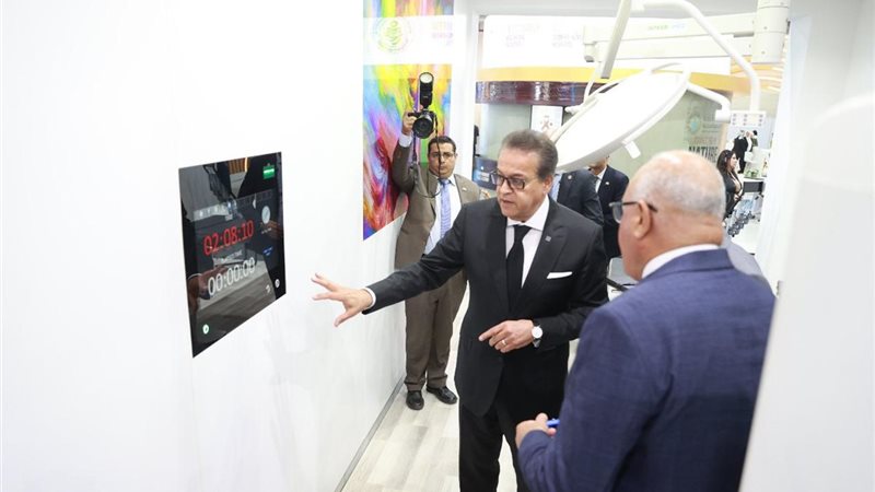 وزير الصحة الدكتور