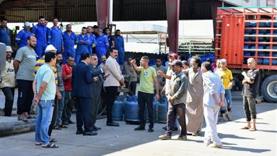 بيلعبوا بوزن الأنابيب..محافظ الدقهلية يفاجئ محطة غاز بسنديلة بجولة مفاجئة
