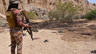 مقتل 13 جنديا في هجوم انتحاري بسيارة شمال غرب باكستان