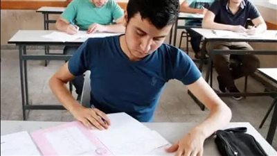 توافد طلاب الثانوية العامة على اللجان لتأدية امتحان الكيمياء