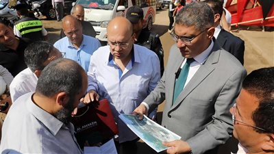 إزالة تعديات على كوبري بهجات بالمنوات تمهيدًا لإقامة موقف سرفيس نموذجي