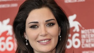 بعد سلسلة من التأجيلات.. سيرين عبد النور تحدد موعد طرح «عاملهم عقدة» 