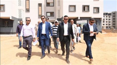 وزير الإسكان يتفقد مشروع الإسكان الأخضر وتطوير شبكة الصرف الصناعي بالعاشر