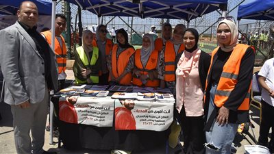 أشرف صبحي يتفقد معرض الحرف اليدوية ويشيد بمواهب شباب بورسعيد