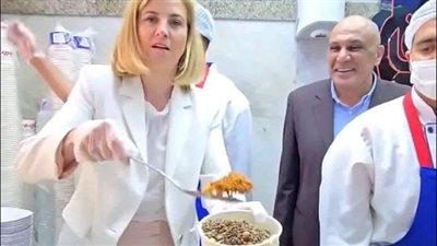 «واحد كشرى وصاية» .. وزيرة خارجية النمسا فى مطعم أبو طارق | صور 