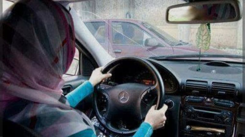 حكم عمل المرأة سائقة