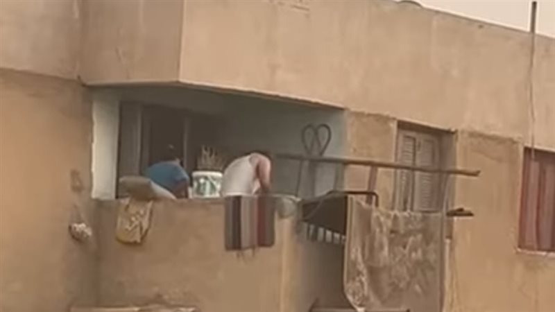 أب يعتدي على طفلته