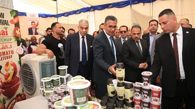 وزير التموين ومحافظ الشرقية يفتتحان سوق اليوم الواحد بالعاشر من رمضان