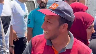 في مشهد إنساني ببنها.. محل كشري يوزع المياه ووجبات مجانية على طلاب الثانوية 