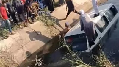 سقوط سيارة ميكروباص داخل ترعة بطريق أطفيح- الصف وانتشال الركاب 