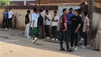 جاوبنا على الأسئلة.. سعادة طلاب الثانوية العامة بأسوان بعد امتحان الإنجليزي